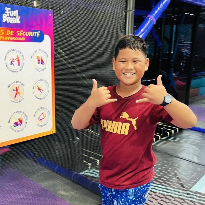 Un enfant fait un shaka pendant la sortie à Fun Break